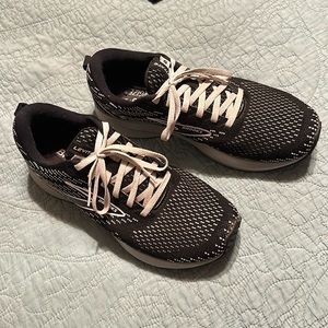 Women brooks size 9 levitate 5